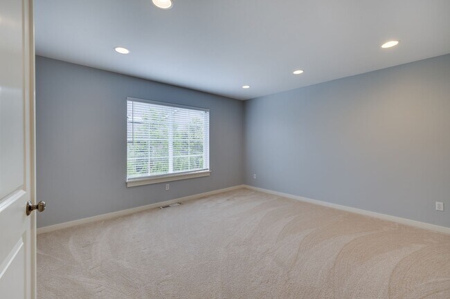 Building Photo - 4 Bedroom PLUS Bonus Room at Carriage Park...