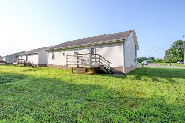 Building Photo - Close to Post!