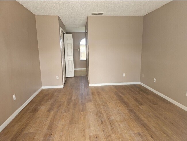 Building Photo - NICE!   LARGE 4 BEDROOM / 2 BATH / 2 CAR G...