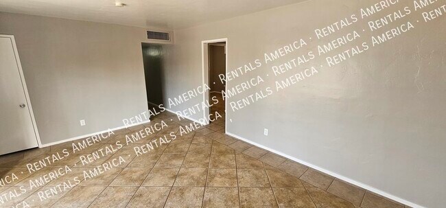 Building Photo - 2131 W Luke Ave