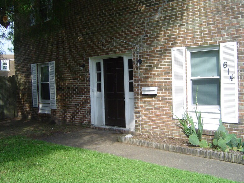 Primary Photo - 614 Redkirk Ln