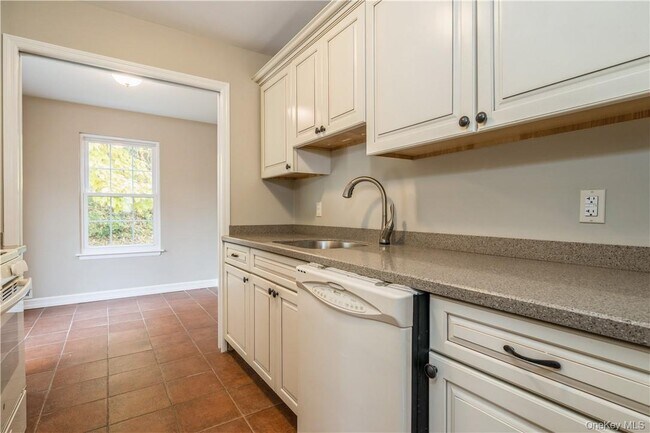 Building Photo - 27 The Knolls