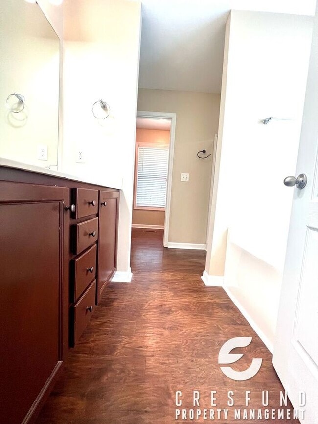 Building Photo - Conveniently Located Close to RALEIGH/RDU/...