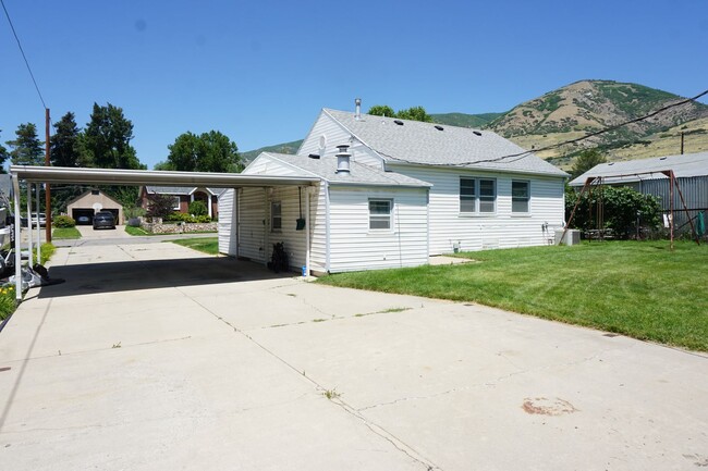 Building Photo - 1,220 square foot 3 bedroom 1 bath home in...