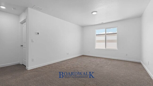 Building Photo - Modern 3-Bed Home with Yard & Amenities