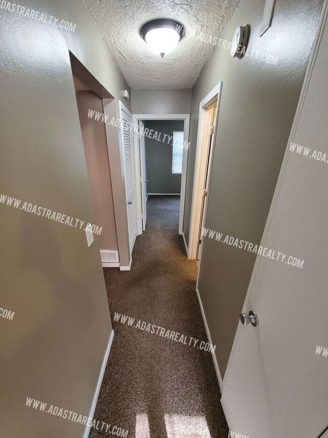 Building Photo - Affordable 2 bedroom apartment in Spring Hill-Available in JUNE!!