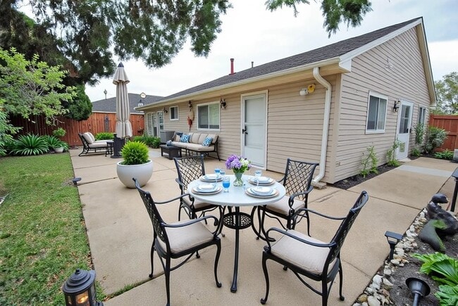 Building Photo - 16311 La Luna Dr