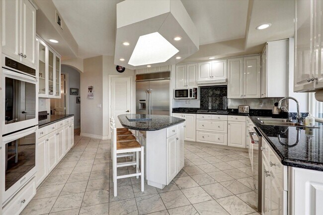 Building Photo - Luxurious home available immediately.