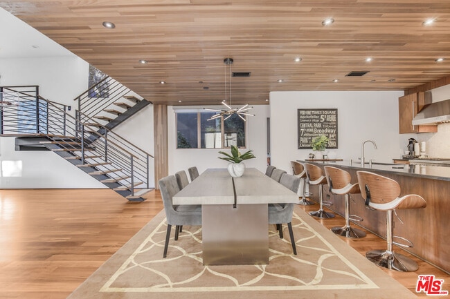 Building Photo - 661 Broadway St