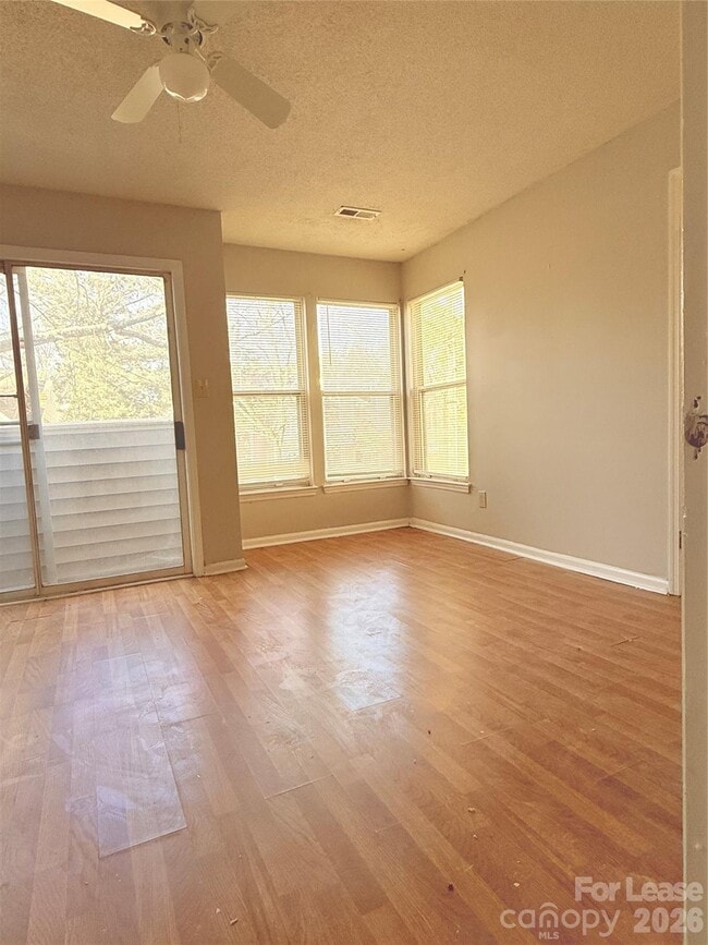 Building Photo - 9627 Vinca Cir