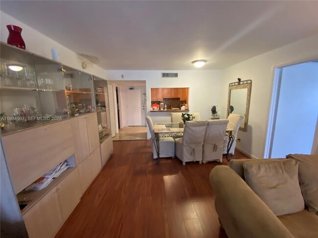 Building Photo - 240 Lakeview Dr