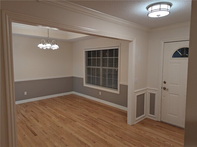 Building Photo - 2030 N Hailey Dr