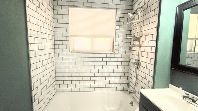 Building Photo - 984 NW 5th St