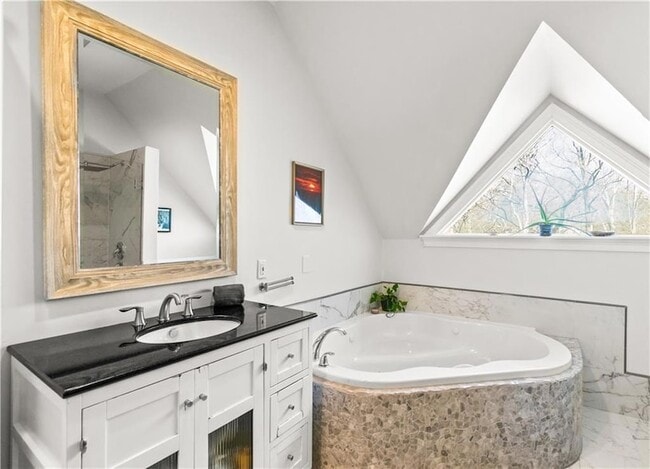 Building Photo - 565 Harold Ave NE