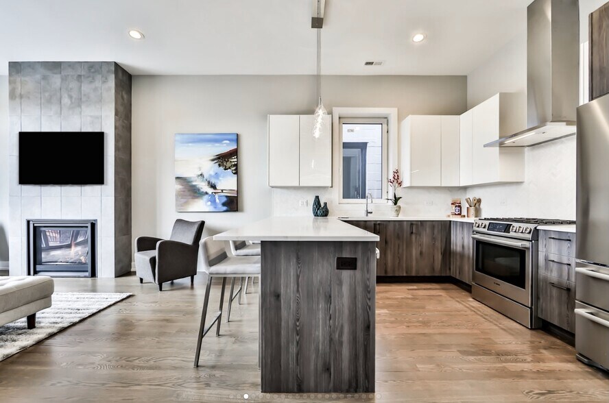 Building Photo - 815 N Paulina St