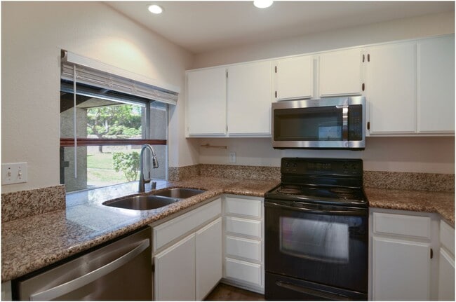 Building Photo - 1 Bedroom Condo - Ritz Pointe!