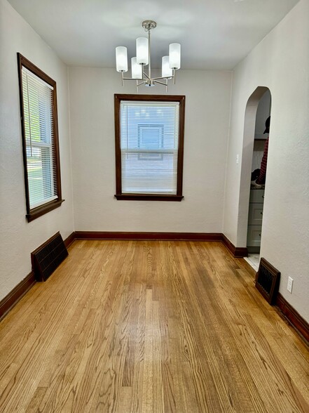 Building Photo - 715 S 110th St