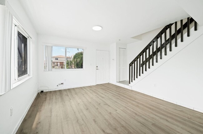 Building Photo - Newly Renovated 2 bed and 3 bath Townhome ...