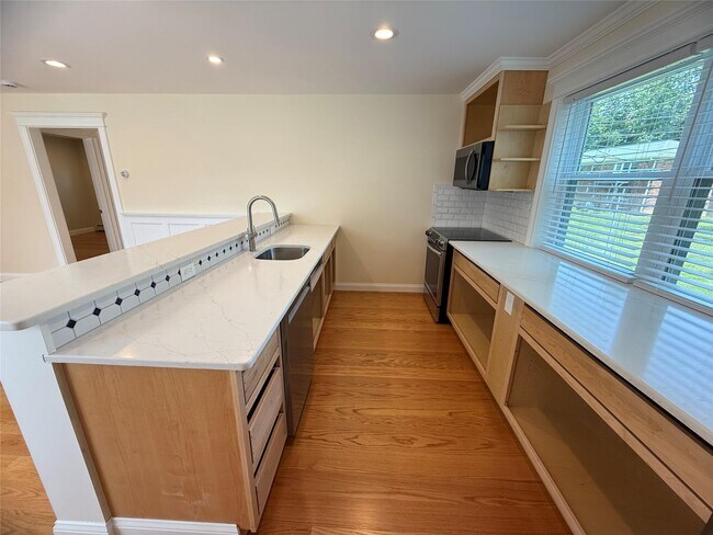 Building Photo - 250 Beechwood Ave