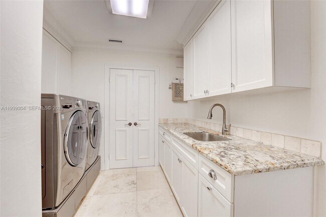 Building Photo - 10640 SW 61st Ave