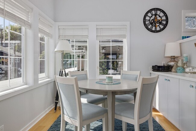Building Photo - Portage Bay Floating Home