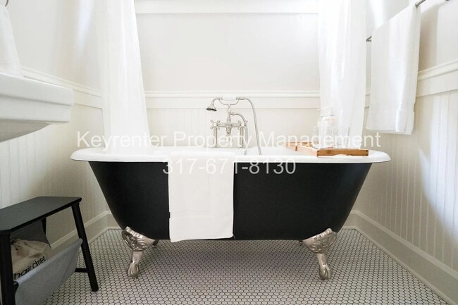 Building Photo - Modern Bungalow walking distance to Fountain Square!