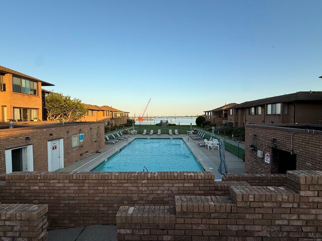 Building Photo - 350 Grovers Ave