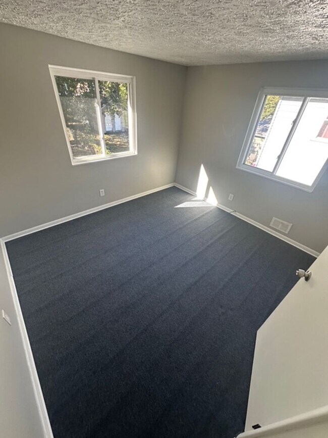 Building Photo - 31 Plover St