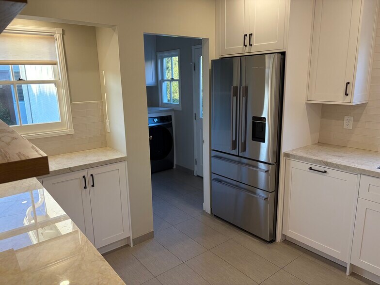 Building Photo - 851 Graynold Ave