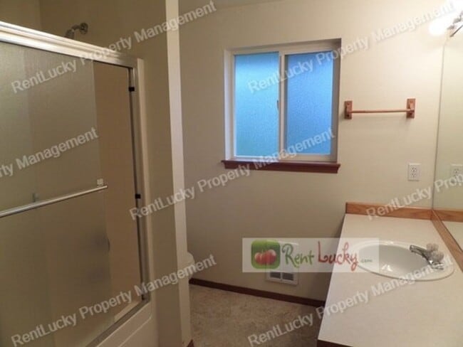 Building Photo - Fabulous 2 Bedroom Townhome With Attached Garage in Great RENTON Location!