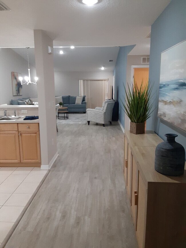 Building Photo - Stunning Short Term Rental!