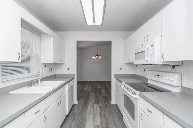 Building Photo - 2405 SE 46th Ct
