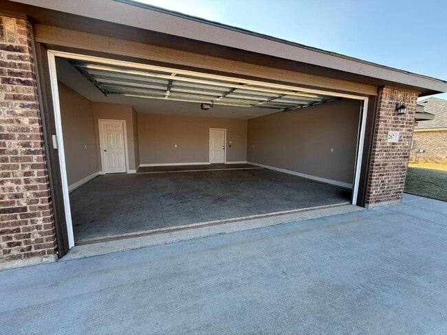 Building Photo - 267 NE Ave F