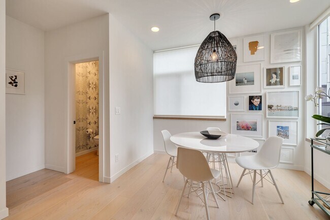 Building Photo - Modern stylish Madison Valley home