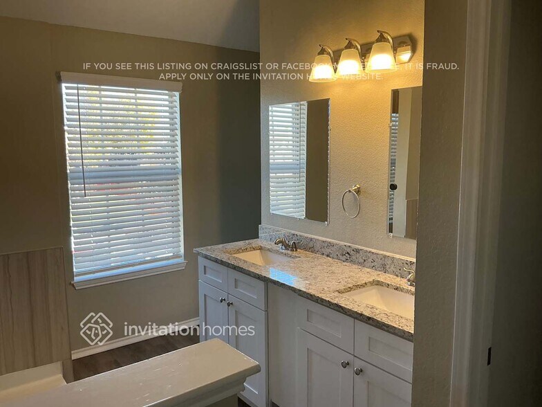 Building Photo - 8618 Fairfax Ave