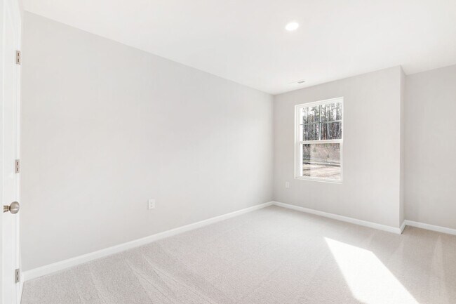Building Photo - Move-In Ready 4-Bedroom Townhome in Rosedale!