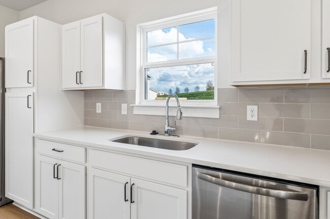 Building Photo - Brand new home in a great location central to all of Tri-Cities