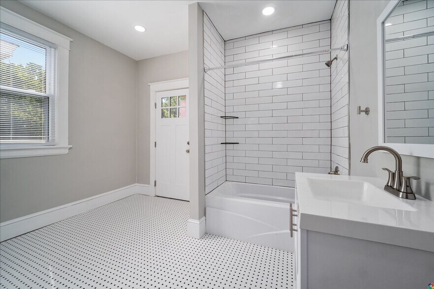 Building Photo - 1313 N 35th St