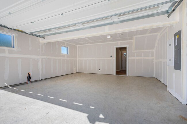 Building Photo - 4 Bed | 3.5 Bathroom | 1840 Sq Ft | $3,400