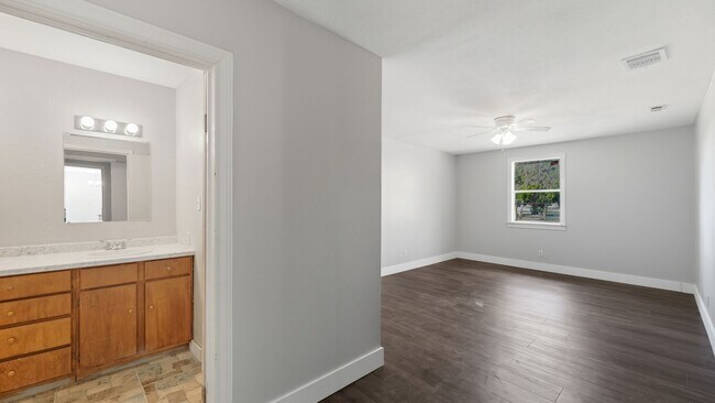 Building Photo - 200 Valley Acres Dr