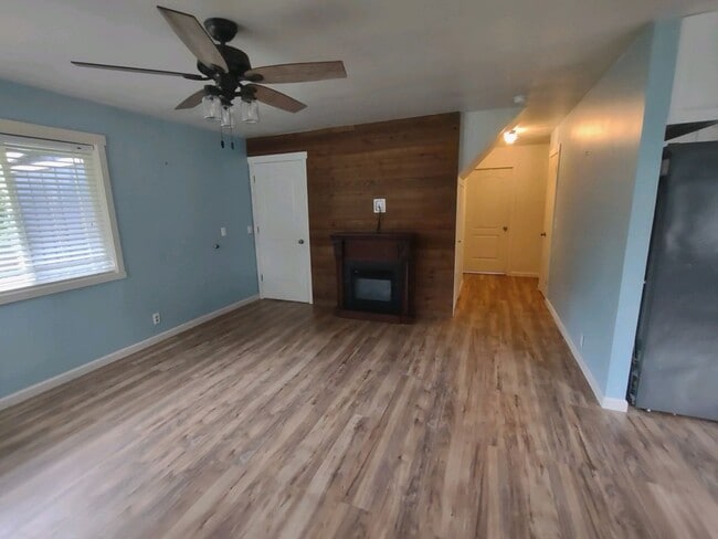 Building Photo - Located 1 block from Ocean Shores. 3bd 2ba & attached garage