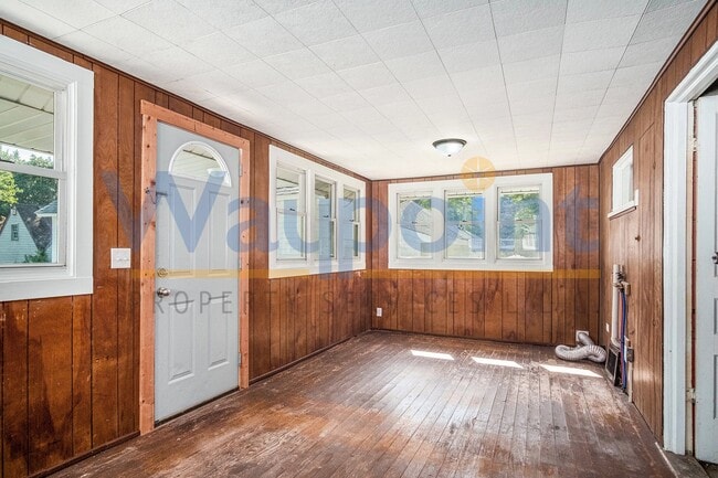 Building Photo - 114 E Maple St
