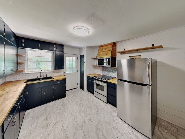 Building Photo - ****MOVE-IN SPECIAL: $500 off the first full month’s rent with move-in on or before 1-31-2026!***