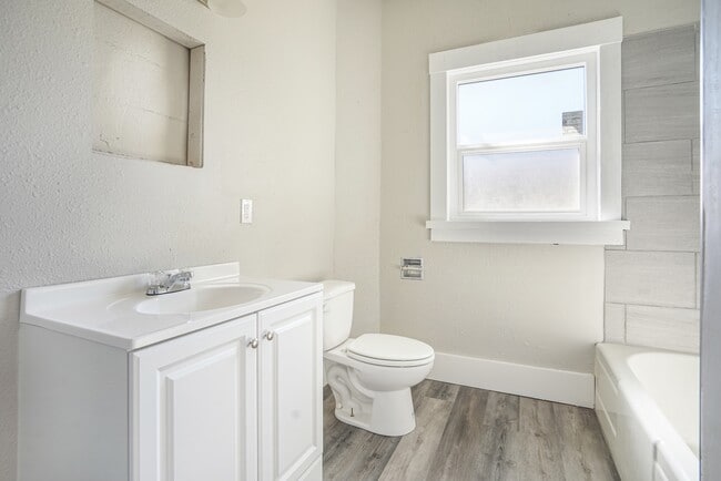 Building Photo - 1601 Miller Ave