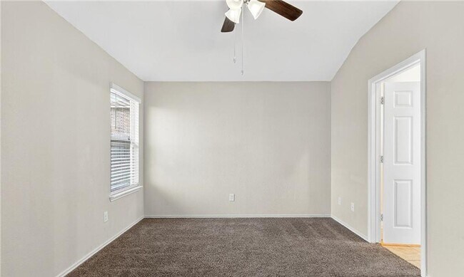 Building Photo - 4 bedroom 2 bathroom house! HOUSING ACCEPTED! MOVE-IN SPECIAL!!