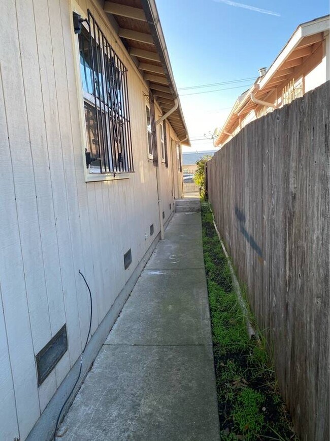 Building Photo - 560 3rd St