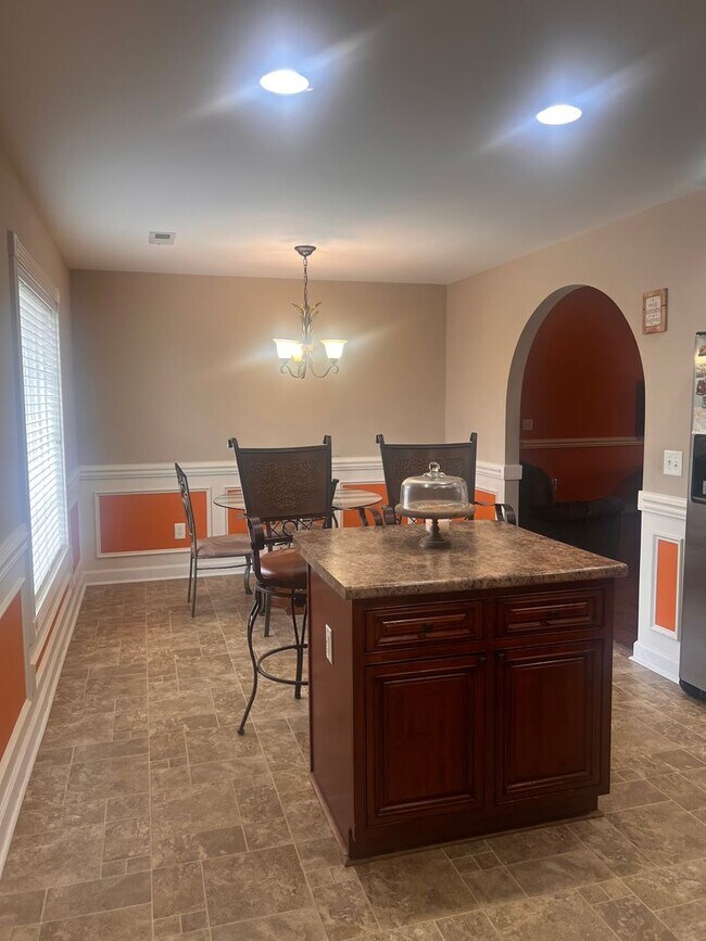 Building Photo - Four Bedroom Two Bath House