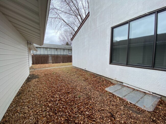 Building Photo - 4 Bedroom Townhome by Moorhead High School!