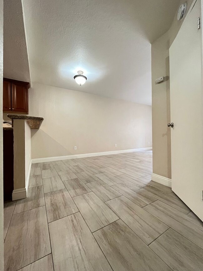 Building Photo - BEAUTIFULLY UPGRADED 1 STORY CONDO