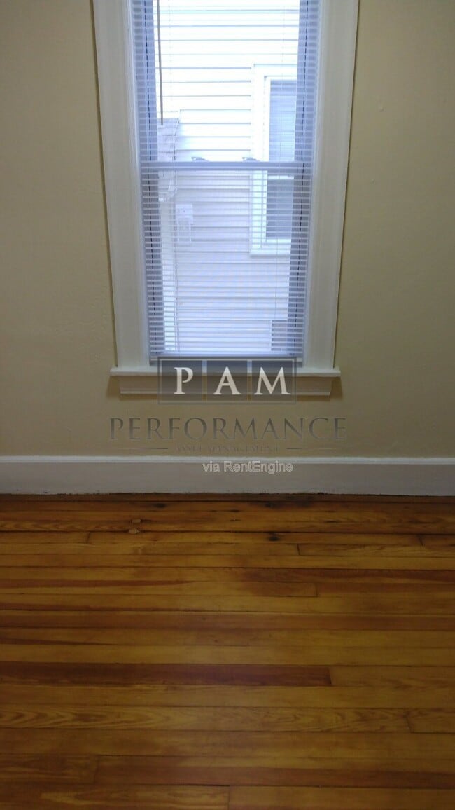 Building Photo - 902 E Chambers St